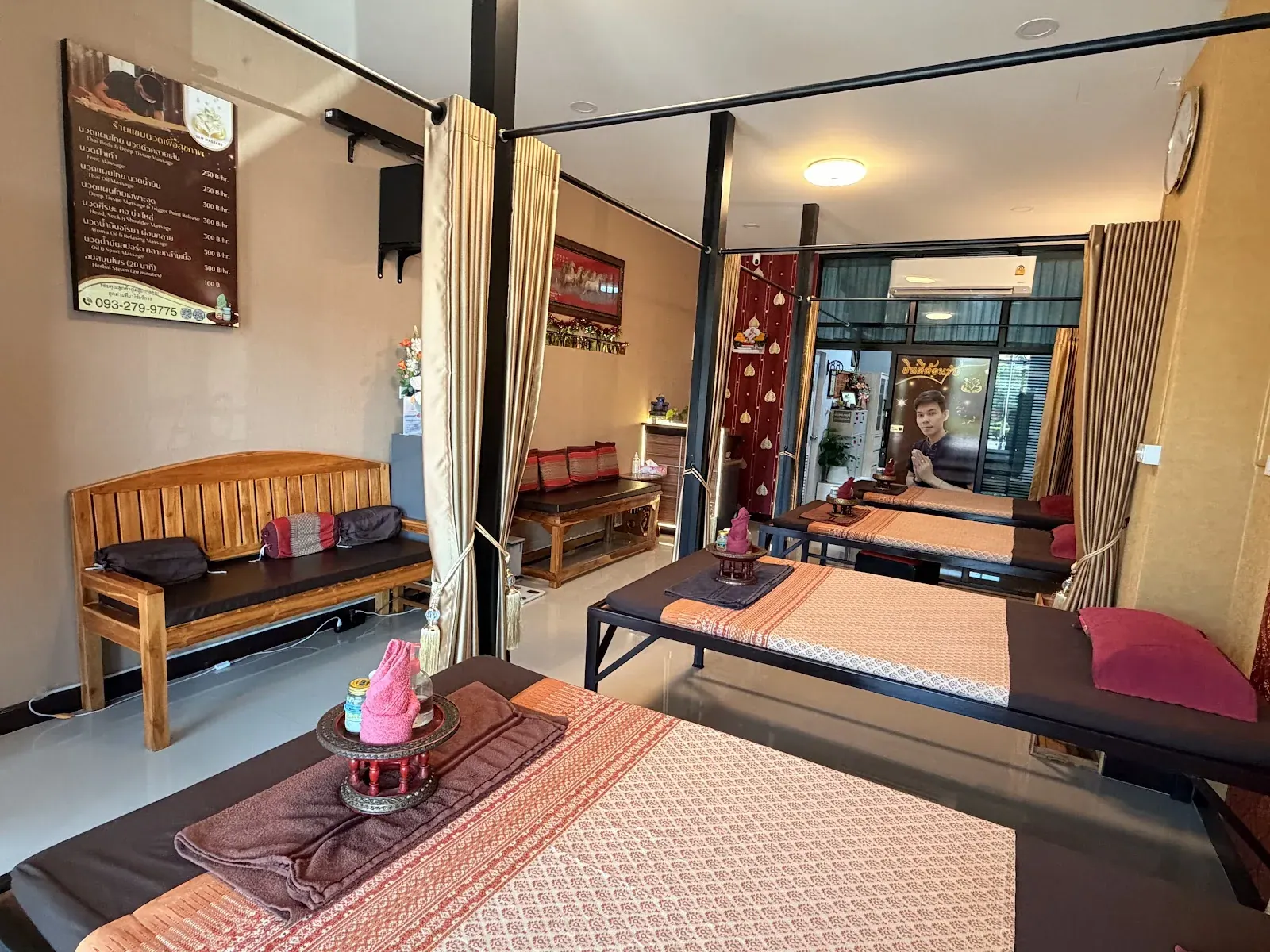 ภาพรวมพื้นที่นวดและบริเวณต้อนรับภายในร้านแซม
