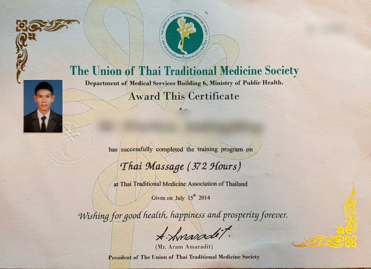 ใบรับรองการผ่านหลักสูตรนวดไทย 372 ชั่วโมงของหมอแซม โดยปิดเลขเอกสารเพื่อความเป็นส่วนตัว